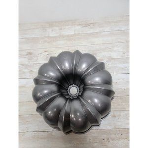 Vintage Nordic War 12 Cup Heavy Duty Cast Aluminum Fluted Cake Pan Clean